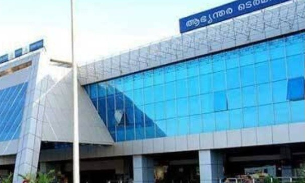 കരിപ്പൂർ വിമാനത്താവളത്തിൽ പ്രവാസികളുടെ ലഗേജ് പൊളിച്ച് കവര്‍ച്ച; സ്പൈസ് ജെറ്റ് യാത്രികന് നഷ്ടമായത് 26,500 രൂപ