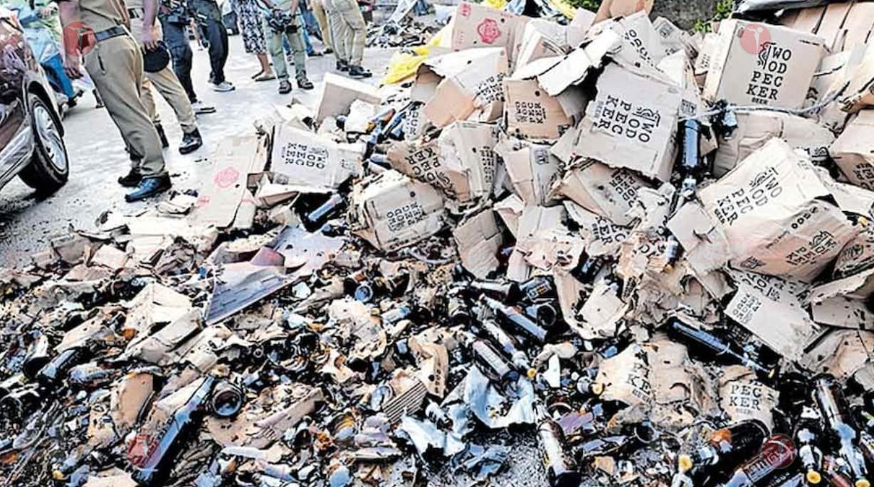 കോഴിക്കോട്  കോവൂരിൽ  റോഡിൽ പൊട്ടിച്ചിതറിയത് 2989 കുപ്പി ബീയർ; കുപ്പികൾ മോഷണം പോകാതിരിക്കാൻ സ്ഥലത്ത് വൻ എക്സൈസ് സംഘം