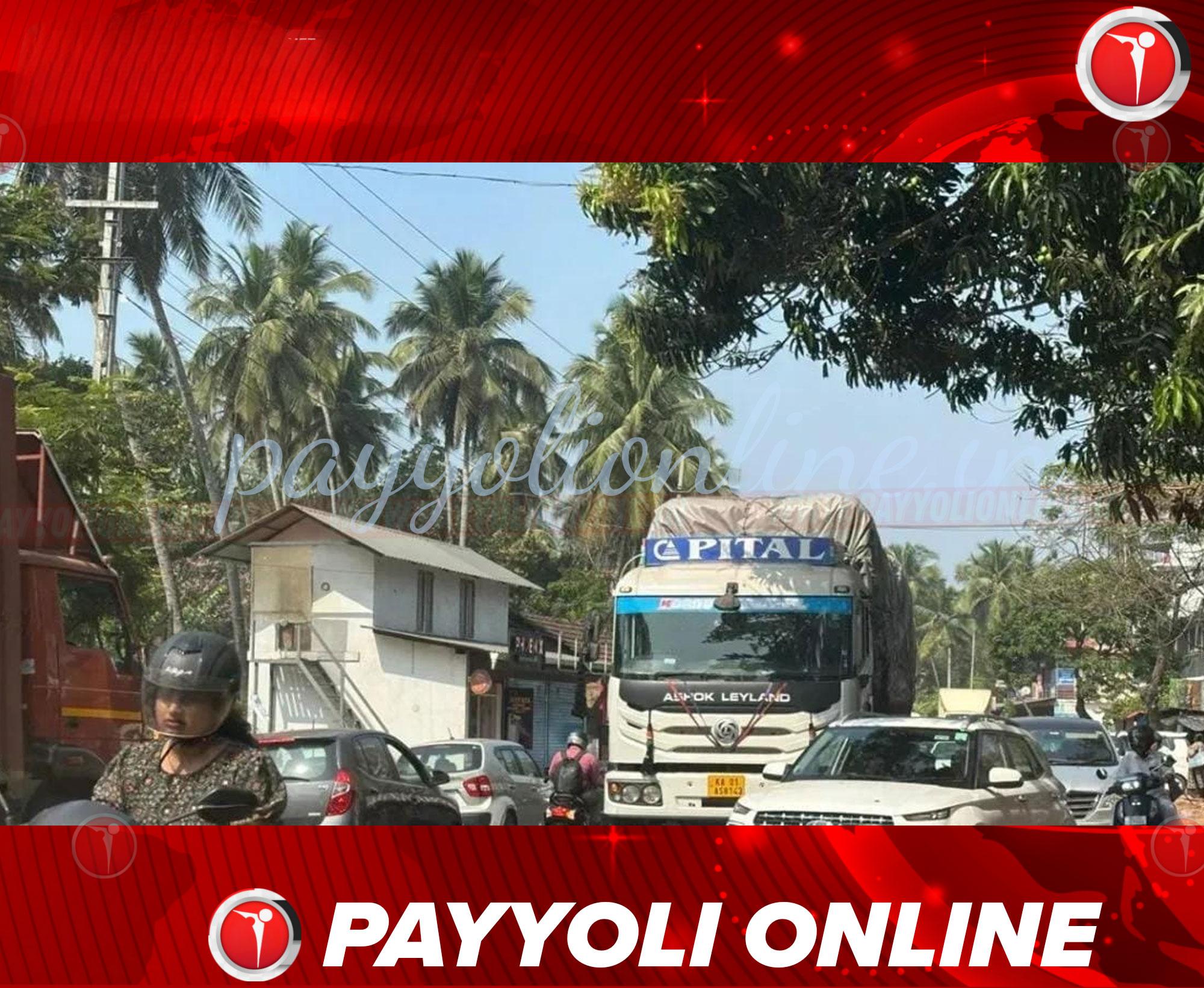 ആനക്കുളത്ത് ചരക്ക് ലോറി കുടുങ്ങി; പ്രധാന റോഡിൽ ഗതാഗതം സ്തംഭിച്ചു