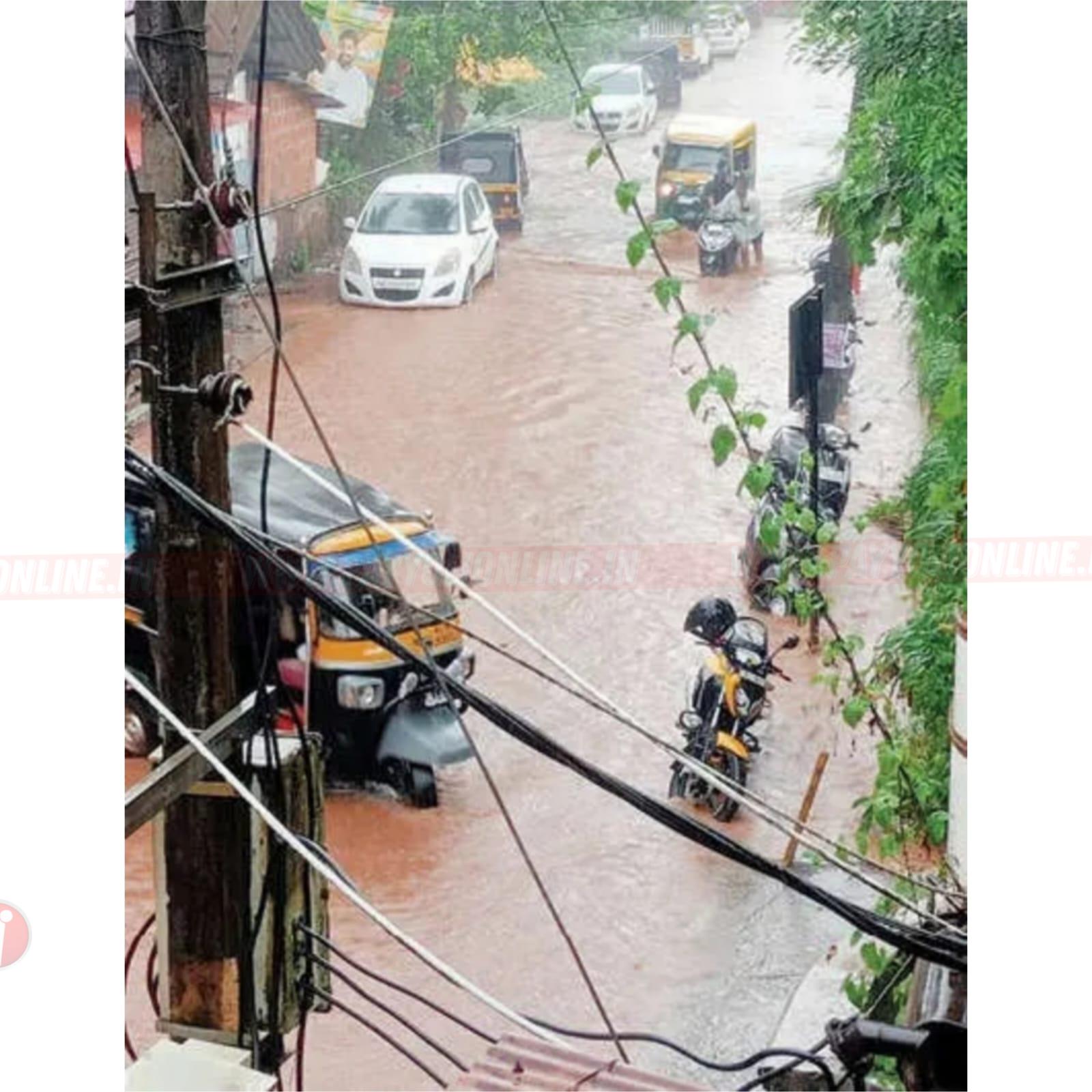 ശക്തമായ വേനൽമഴയിൽ വാണിയൂർ റോഡ് വെള്ളക്കെട്ടിലായി; കടകളിലും വെള്ളം കയറി