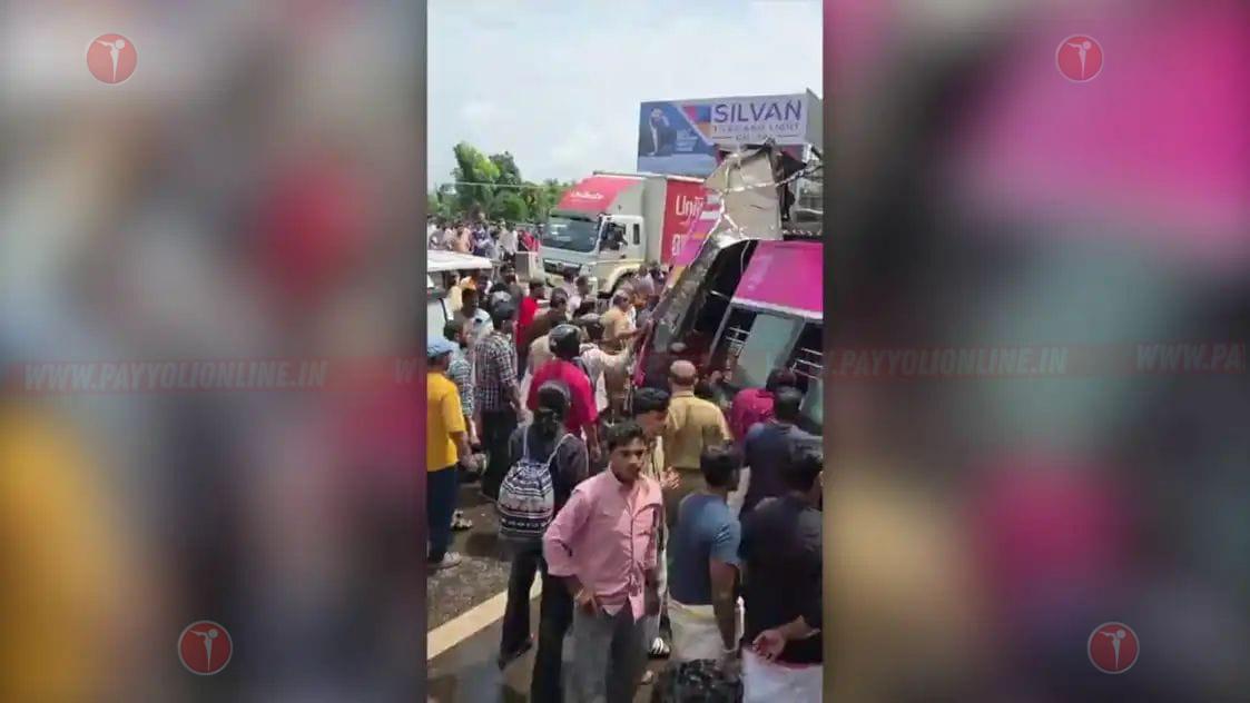 കുറ്റിപ്പുറത്ത് ദേശീയപാതയിൽ ബസ് കാറിന് മുകളിലേക്ക് മറിഞ്ഞ് അപകടം:  കോഴിക്കോട് പെരുവയൽ സ്വദേശി മരിച്ചു, 20 പേർക്ക് പരുക്ക്