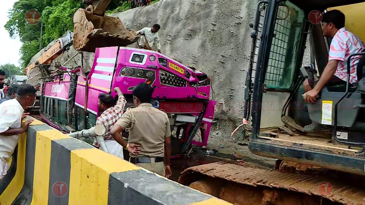 ബസ് ഇരു ഡിവൈഡറുകളിലും ഇടിച്ചു, ടയർ ഊരിത്തെറിച്ചു, അമിതവേഗമോ സാങ്കേതികതകരാറോ, കുറ്റിപ്പുറം അപകടത്തെക്കുറിച്ച് അന്വേഷണം തുടങ്ങി