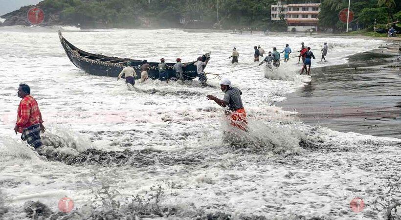 കൊല്ലത്ത് മത്സ്യത്തൊഴിലാളിയെ കായലിൽ വീണ് കാണാതായി; ഒരു ബോട്ടിൽ നിന്നും മറ്റൊരു ബോട്ടിലേക്ക് കയറവെ അപകടം