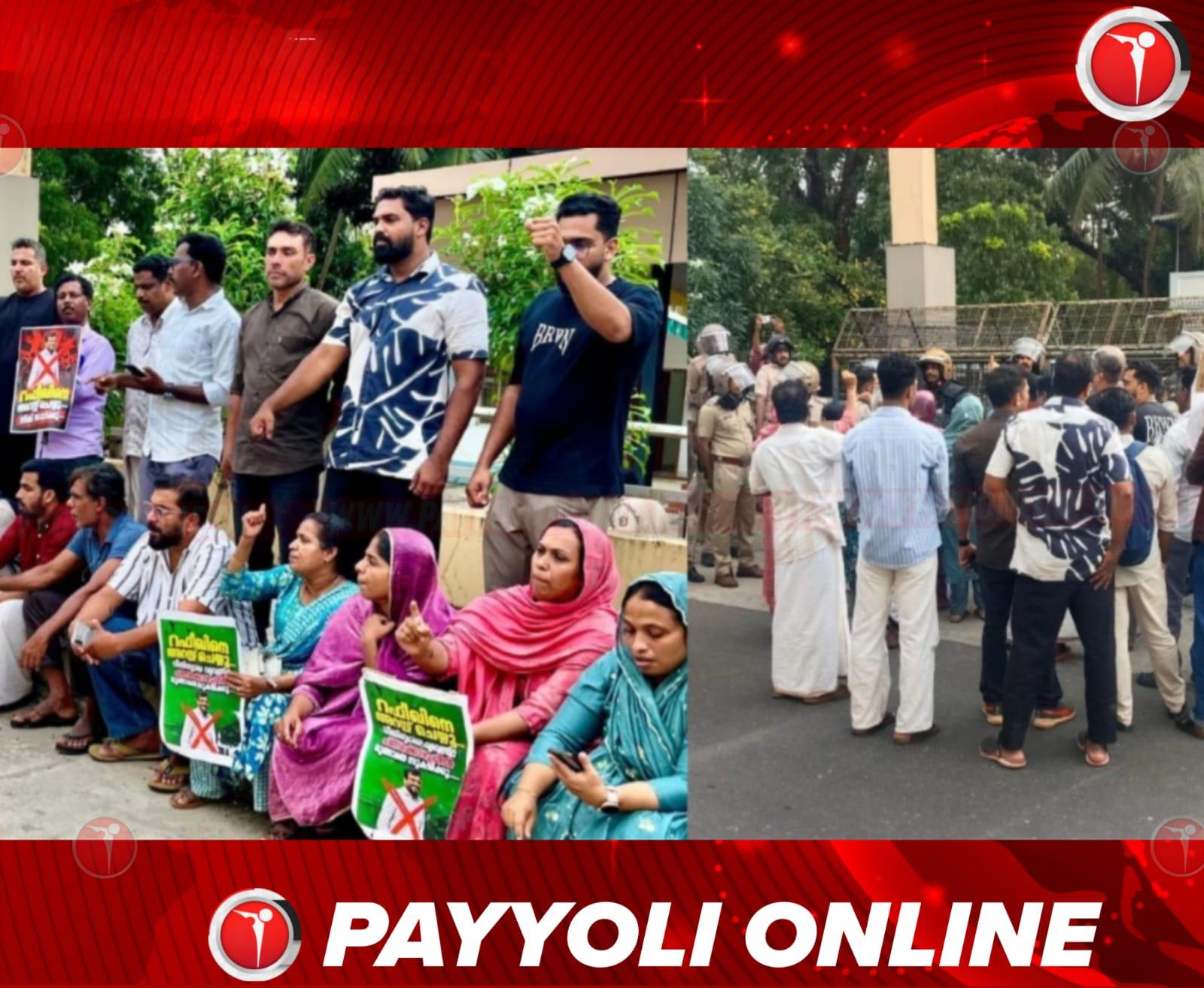 മണിയൂർ പോക്സോ കേസ്: പയ്യോളി പോലീസ് സ്റ്റേഷന് മുന്നിൽ കുത്തിയിരിപ്പ് സമരം